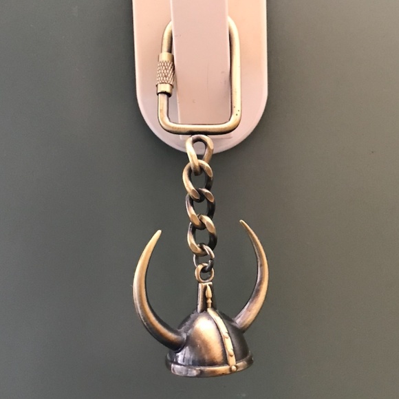 Vintage 3D Viking Horned Helmet Keychain - Picture 13 of 16
